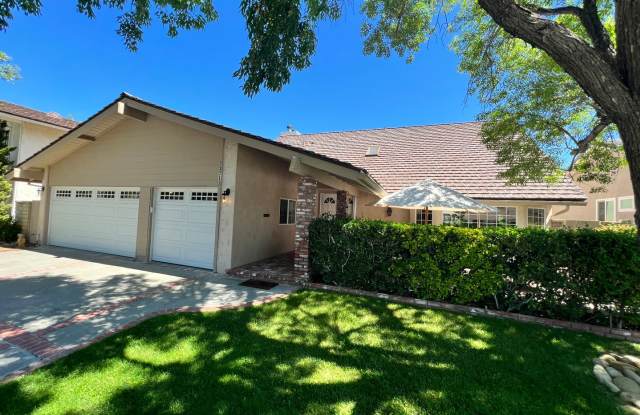 Fully Furnished Home - Short Term Lease - 5 Bedroom Home for Rent in Valencia! Gallery 1