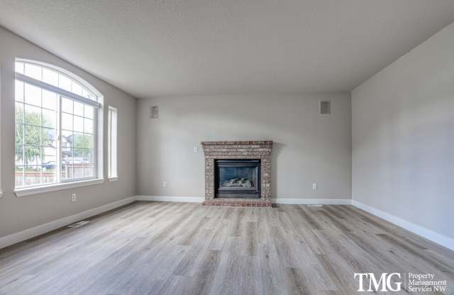 4 Bed 2.5 Bath Home Near Parks, Shopping, and Dining. Main Level Primary Suite! Gallery 4