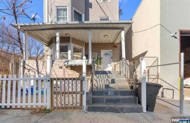 84 Washington Place 1 - 84 Washington Place, Passaic, NJ 07055
