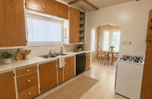 Incredible Three Bedroom plus office with Large Backyard Gallery 3