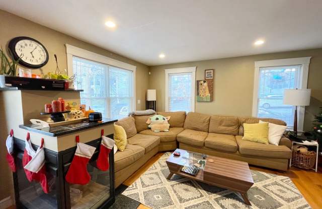 Mission Hill 4 Bed – 3.5 Bath – Central Air – Garage Parking – No Fee – 9/1 Gallery 4