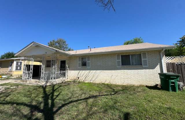 2 bedroom/1 bath available for IMMEDIATE MOVE IN! YARD MAINTENANCE INCLUDED! photos photos