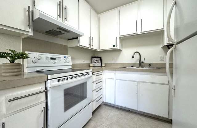 AVAILABLE NOW!!  BEAUTIFUL GROUND FLOOR 2 Bed 2 Bath CONDO in PALM SPRINGS Gallery 3