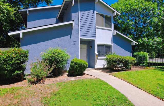 Move-in Special: Half Off the 1st Month's Rent – Comfortable 2 Story Condo By Fresno State! Gallery 4