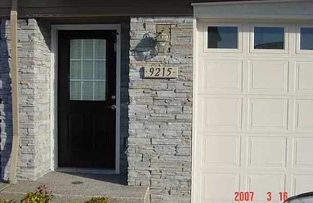 9215 SW Sweek Drive - MOVE-IN SPECIAL 1/2 OFF First Month's Rent! Exceptional Townhome Gallery 4