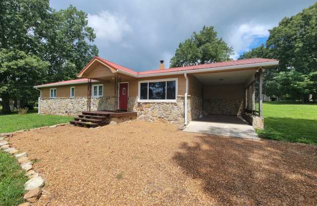 4 Bed, 1.5 Bath in Sparta for Rent! Gallery 1