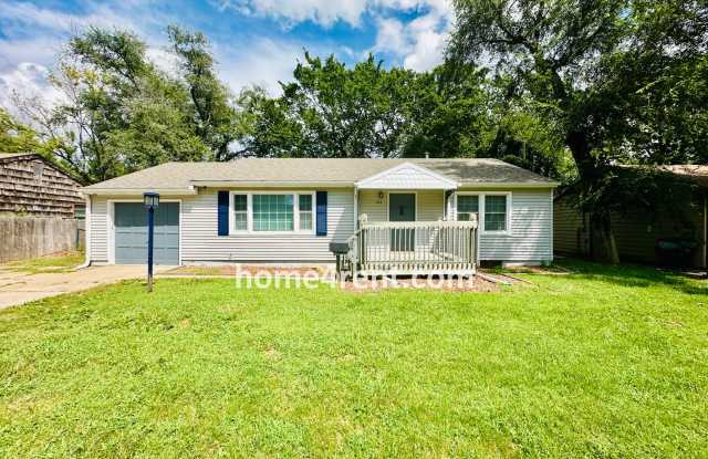 A Fantastic Ranch Home in Olathe with Wood Floors, Plenty of Space and a Fenced Yard! photos photos
