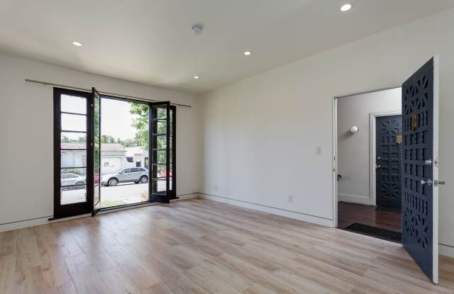 7223 Willoughby Ave Gallery 2