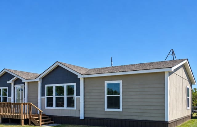3/2 Bright Modern Home on Quiet Cul‑de‑Sac with Pond, Workshop & Pasture Gallery 1