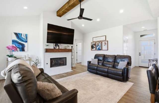 Fully furnished 4-bedroom, 2-bath Gallery 4