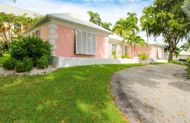 ***DOWNTOWN***OLDE NAPLES***BEACH IS JUST A FEW STEPS FROM FRONT DOOR***4 BEDS/ 3 BATHS***FURNISHED SEASONAL*** Gallery 3