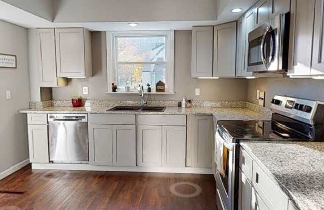 5Br 2Bath! Huge Deck Fully Renovated Gallery 4