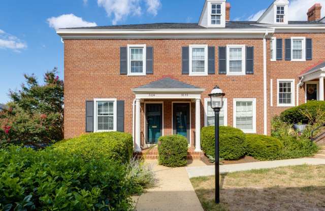 Charming End-Unit Townhouse in Fairlington photos photos