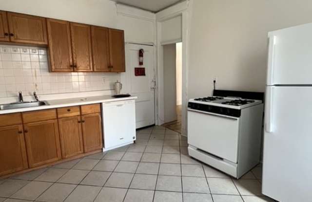 1 Bed Split 10 Mins from Boston University Gallery 3