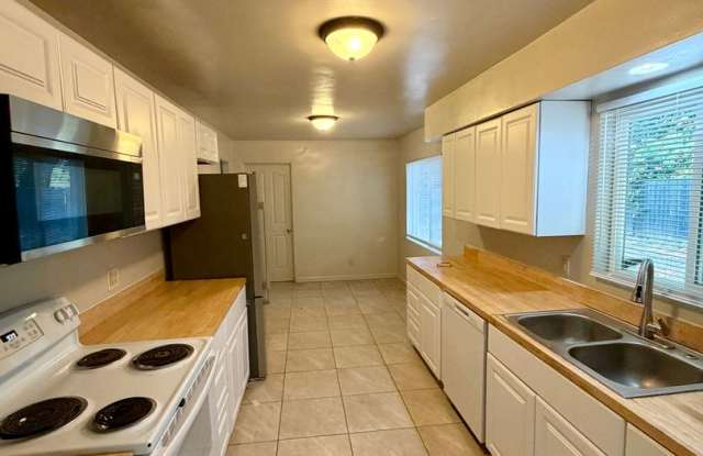 3 BED 2 BATH HOUSE WITH NEW LUXURY VINYL PLANK FLOORING Gallery 1
