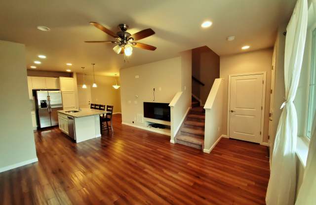 508 E Dry Creek Plaza Gallery 2