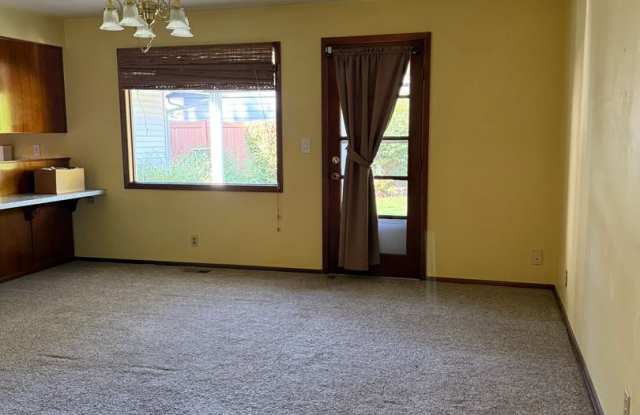 Beautifully Landscaped Single Level House in Well Established NE Salem Neighborhood - Pet Friendly Gallery 3