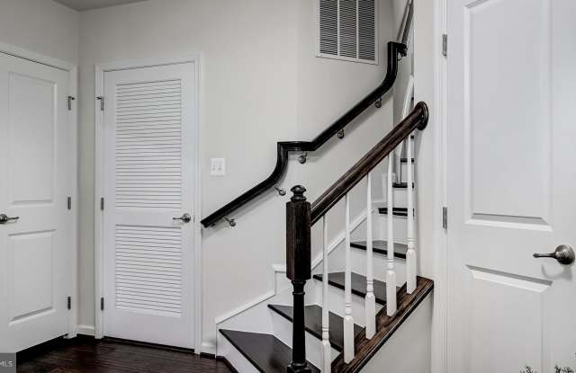 3612 WRIGHT TERRACE NE Gallery 3