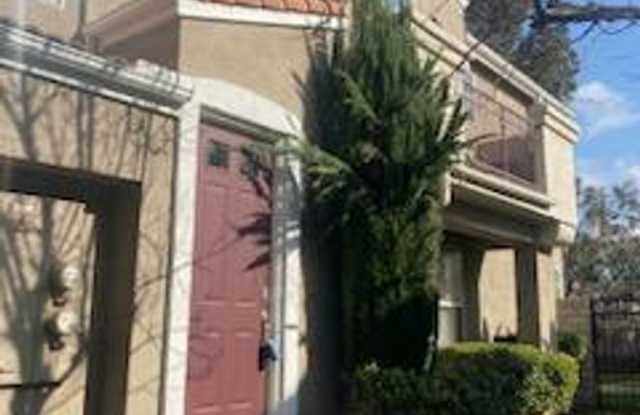 Beautiful 2 bed, 2 bath, 2-story townhouse condo located in quite, gated neighborhood in the Altura Community of Placentia. Gallery 3
