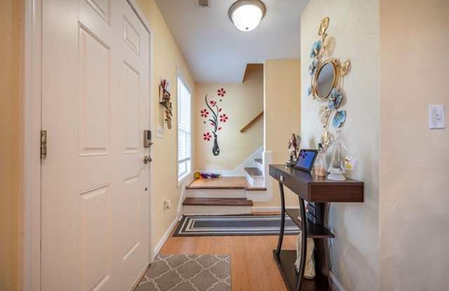 4BR/3.5BA Home in Up Town Christiansburg Gallery 3