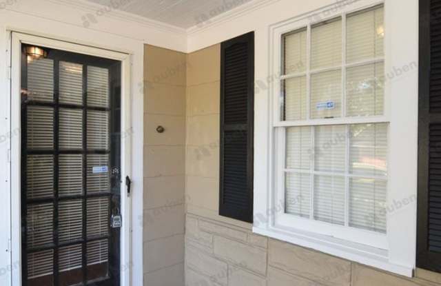 2 Bed/1 Bath house near Medical Center, washer & dryer unit included! Gallery 3