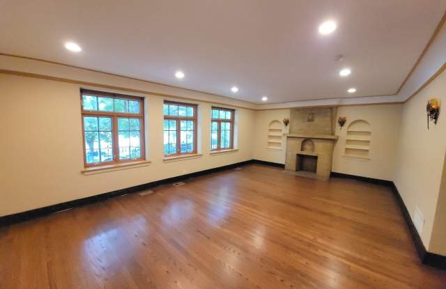 2151 W Granville Avenue Gallery 2