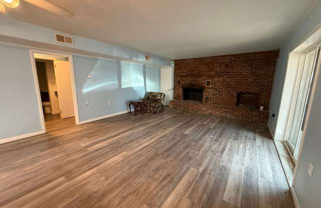 2-bedroom, 1-bathroom downstairs apartment Gallery 3