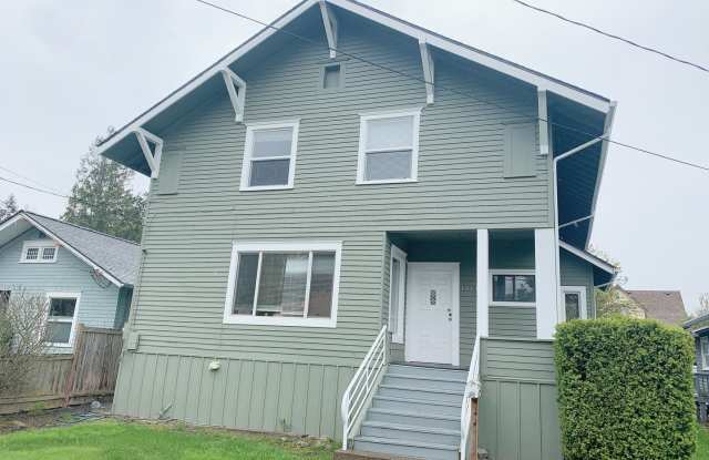 PRELEASING: A 7+ bedroom/ 2 bath home in York Neighborhood! photos photos