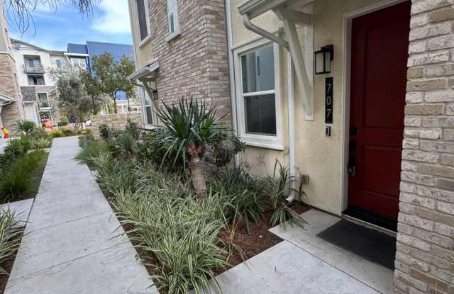 Modern Tri-Level Townhome Near Disneyland with Rooftop Patio photos photos Modern Tri-Level Townhome Near Disneyland with Rooftop Patio photos photos