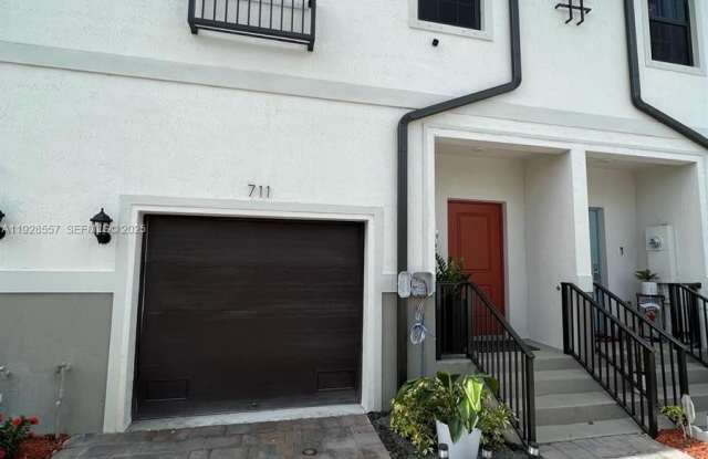 711 SW 11th St photos photos