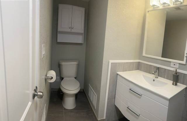 Charming 3BR Condo in Denver Gallery 3