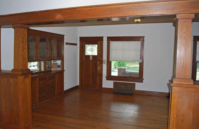 3 Bed, 1 Bath House - "Stone's Throw" Gallery 3