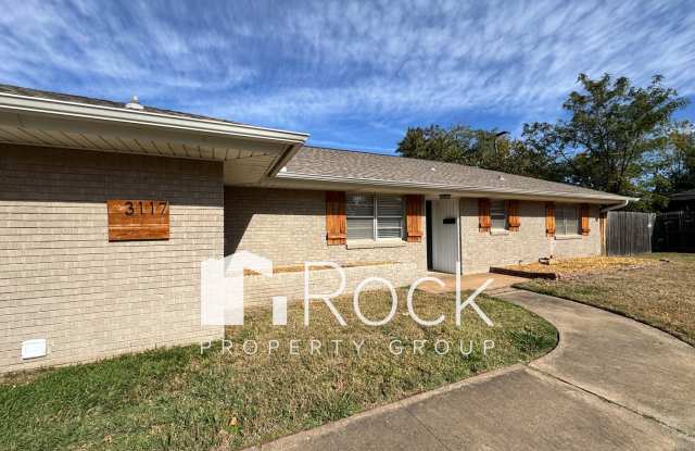 Beautiful 3 Bedroom Home in The Village ~ Yard is Over Half an Acre! - 3117 Lakeside Drive, The Village, OK 73120