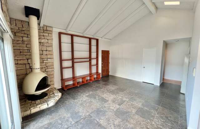 Spacious 2-Bedroom, 2-Bathroom Alamitos Beach Retreat Gallery 4