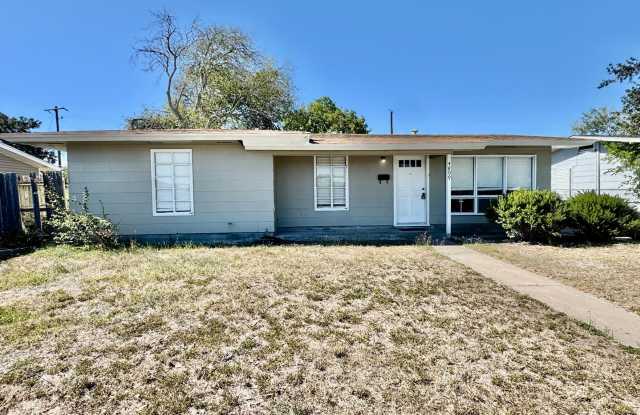Charming 3-Bedroom Home with Large Backyard & Detached 2-Car Garage Gallery 1
