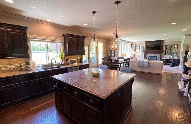 5BR/5BA | Single Family Home | 3-Car Garage Parking | Fenced backyard Gallery 4