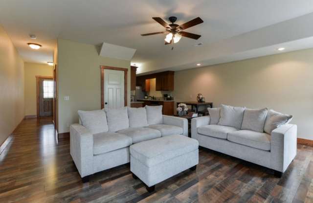 LEASING Gallery 3