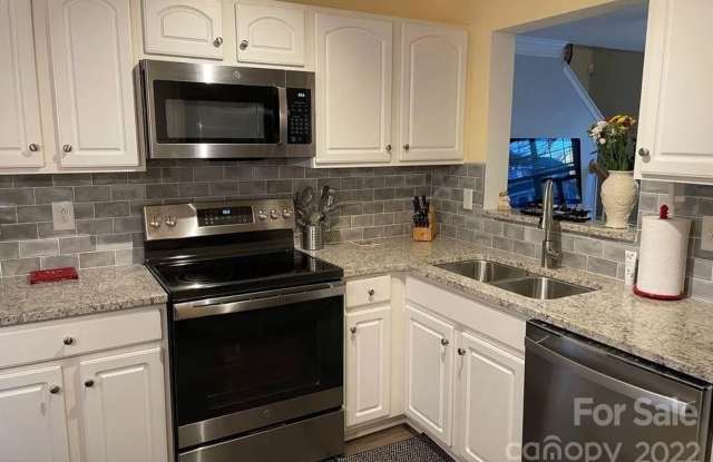 Room in 4 Bedroom Home at Meadowcreek Village Dr Gallery 3