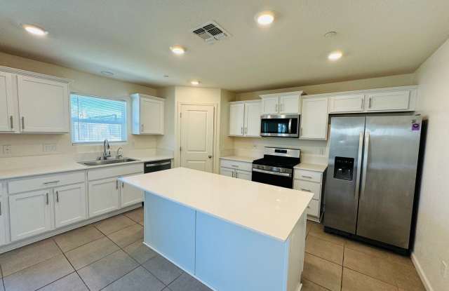 Perfect 5 bedroom, 3.5 bath home with attached private Casita - With Solar ! Gallery 3