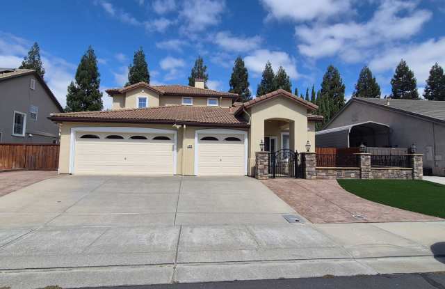 Spacious Dixon Home on a Huge Lot in Pheasant Run - 5/3 photos photos
