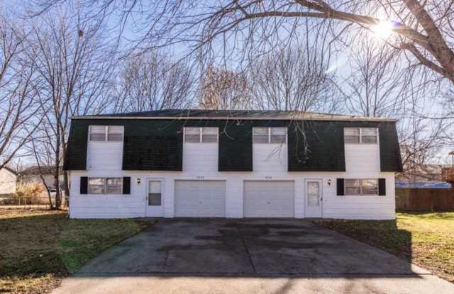 Two Level Duplex with Fenced Yard photos photos