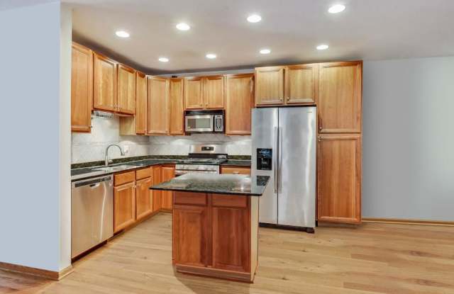 917 West Lakeside Pl. Gallery 1