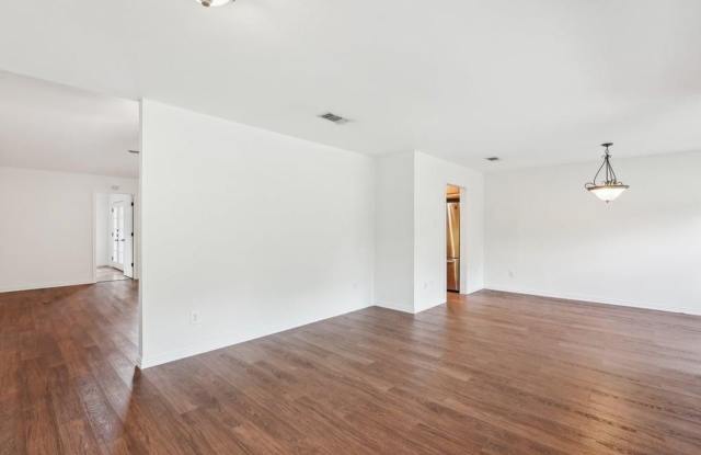 4 Bed / 3 Bth with a great backyard Gallery 4