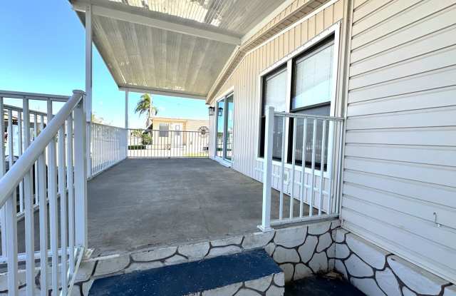Stunning 2/2 Home in 55+ Leesure Village Gallery 4