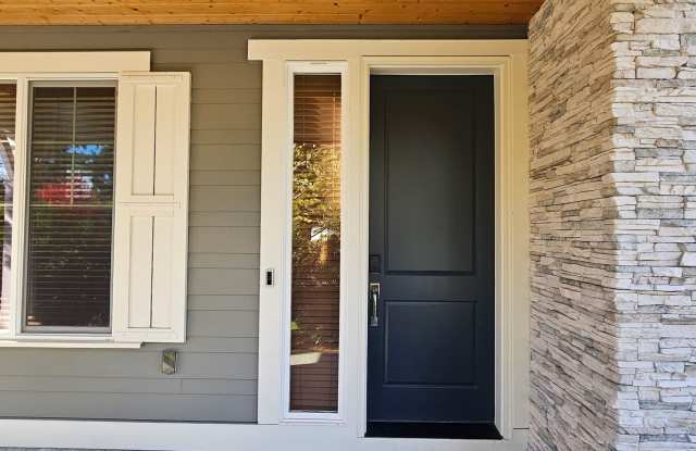 Beautiful Bothell Home with Contemporary Finishes, Spacious Living Areas & Bonus Room Gallery 4