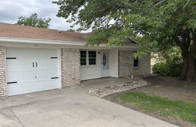 Charming 3-bedroom, 1.5-bath home at 919 Marilyn Drive Gallery 1