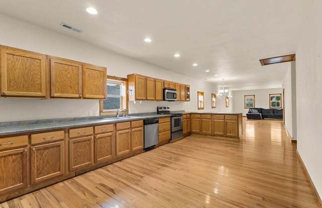 Water Included! Spacious 2 Bedroom, 2 Bathroom Upper Apartment with 2-Stall Garage Gallery 3