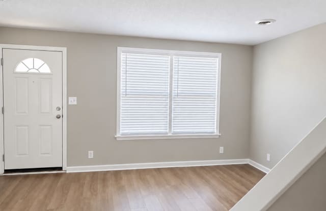 1 month FREE with 13 month lease!END UNIT!! 2 Bed/1.5 Bath Townhouse! Water/Garbage Included! Walk to APSU! Gallery 4