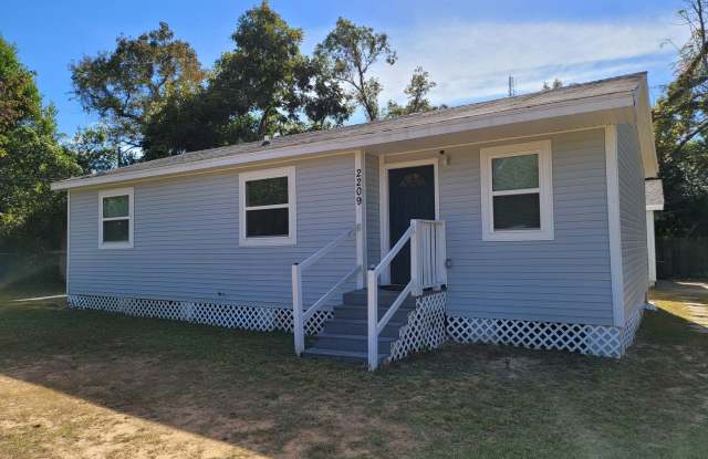 2209 W Yonge St Pensacola, FL 32505 MOVE IN SPECIAL!! Waived $350 Cleaning Fee!!!!! photos photos