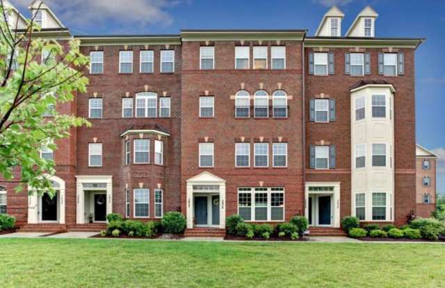 3 Bedroom/ 2.5Bathroom. Beautiful 2 Level living townhome photos photos